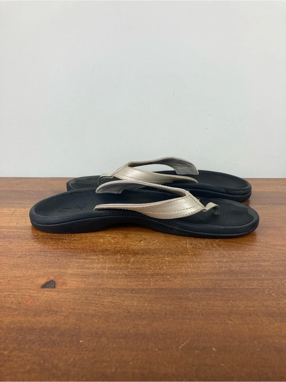 OluKai Ohana Metallic Beige Thong Flip Flops Comfort Sandals Women’s Size 9/39.